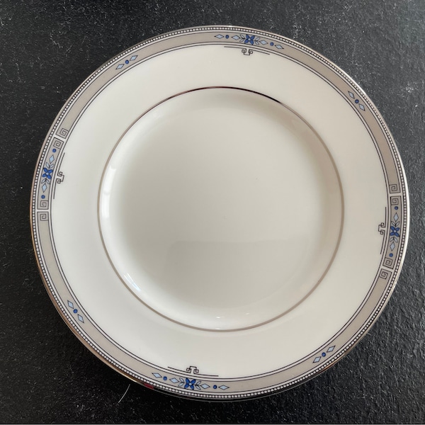 A Wedgwood Bone China- Amherst - Platinum Trim-Pie Plate- Side Plate- Salad Plate- Pain et Beurre Plate-17.5cm