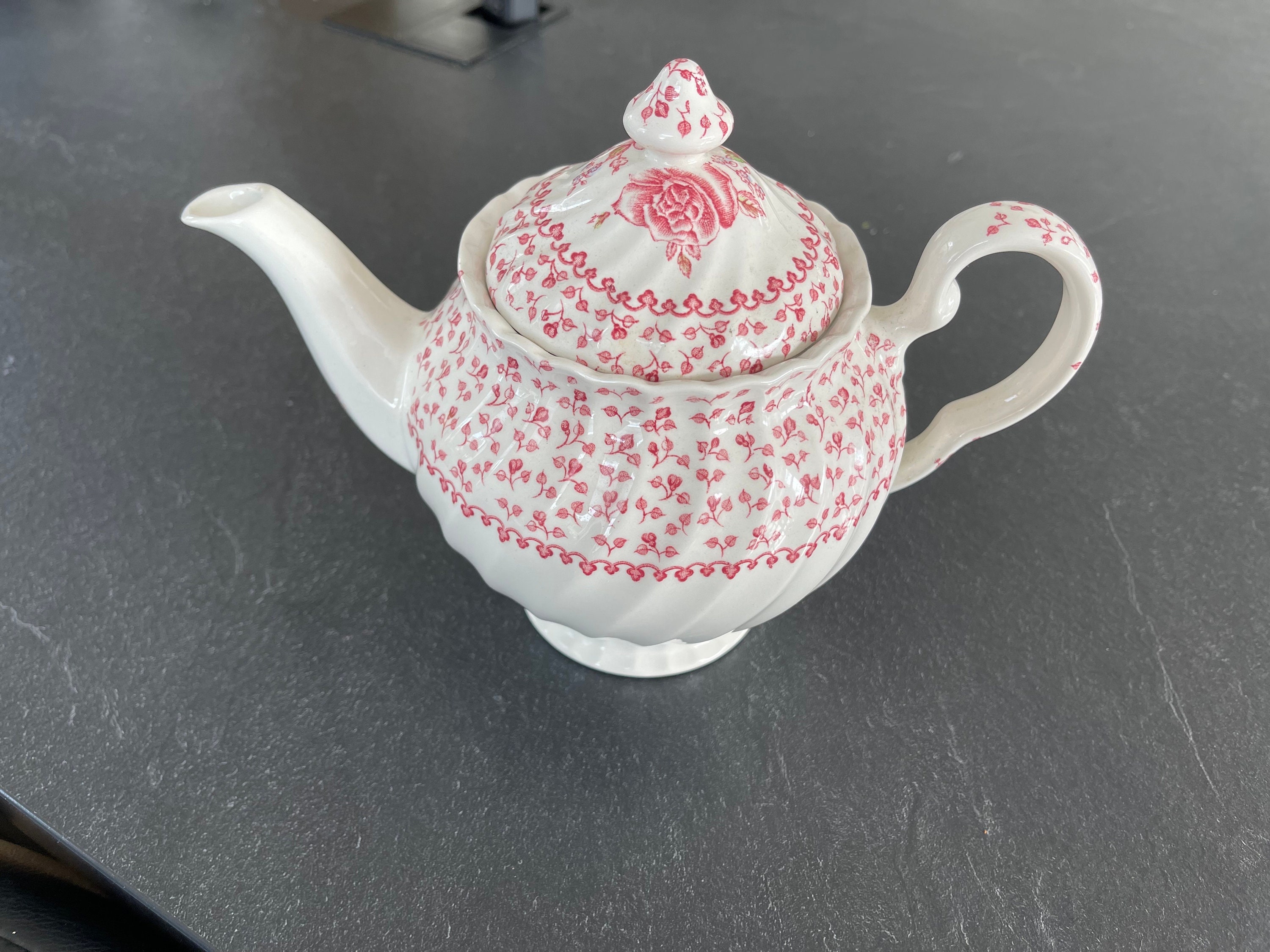 A Vintage Johnson Brothers Bros Rose Bouquet Teapot/teapot-tea Pot 