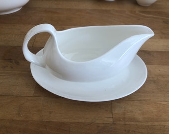 Un bateau à sauce/saucière solaire en forme de Wedgwood Bone China vintage 225 avec soucoupe-saucière à sauce avec sous-plaque