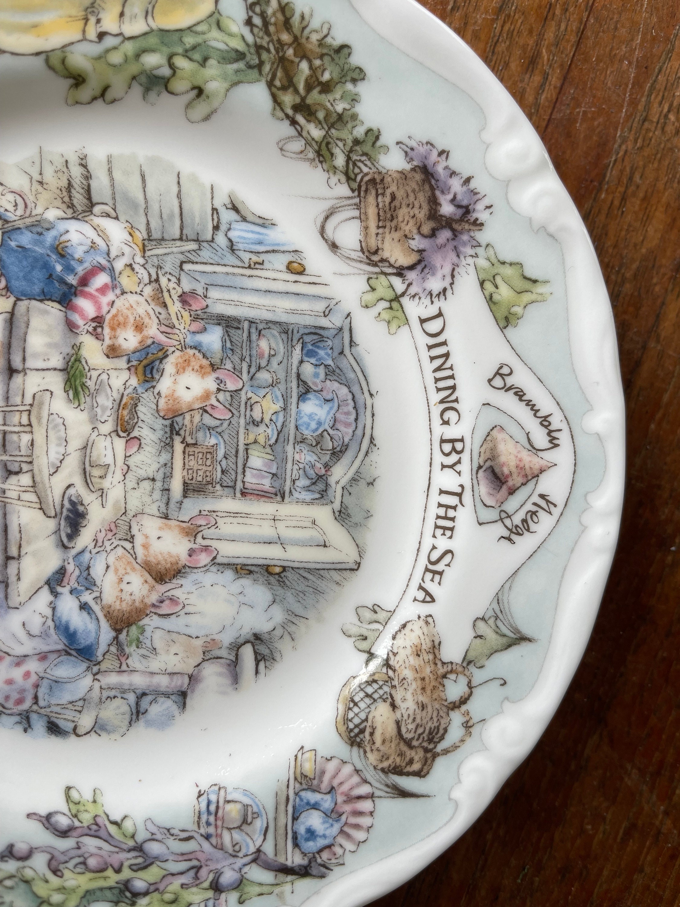 ロイヤルドルトンの豪華なブランブリーヘッジ「ダイニング・バイ・ザ