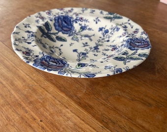 Ein Vintage Johnson Brothers/Bros- Rose Chintz Blue Tiefer Teller-Suppen- oder Pastateller- Suppenschüssel oder Pastateller mit Rand - 22cm-Sehr selten