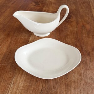 Preciosa salsera clásica Wedgwood Queen's Ware, tradicional, sencilla, con platillo, con base y plato inferior.