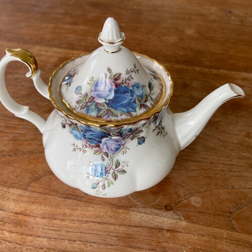 A Gorgeous Royal Albert Bone China England-Moonlight Rose-Teapot -Teapot 800ml-Medium Size