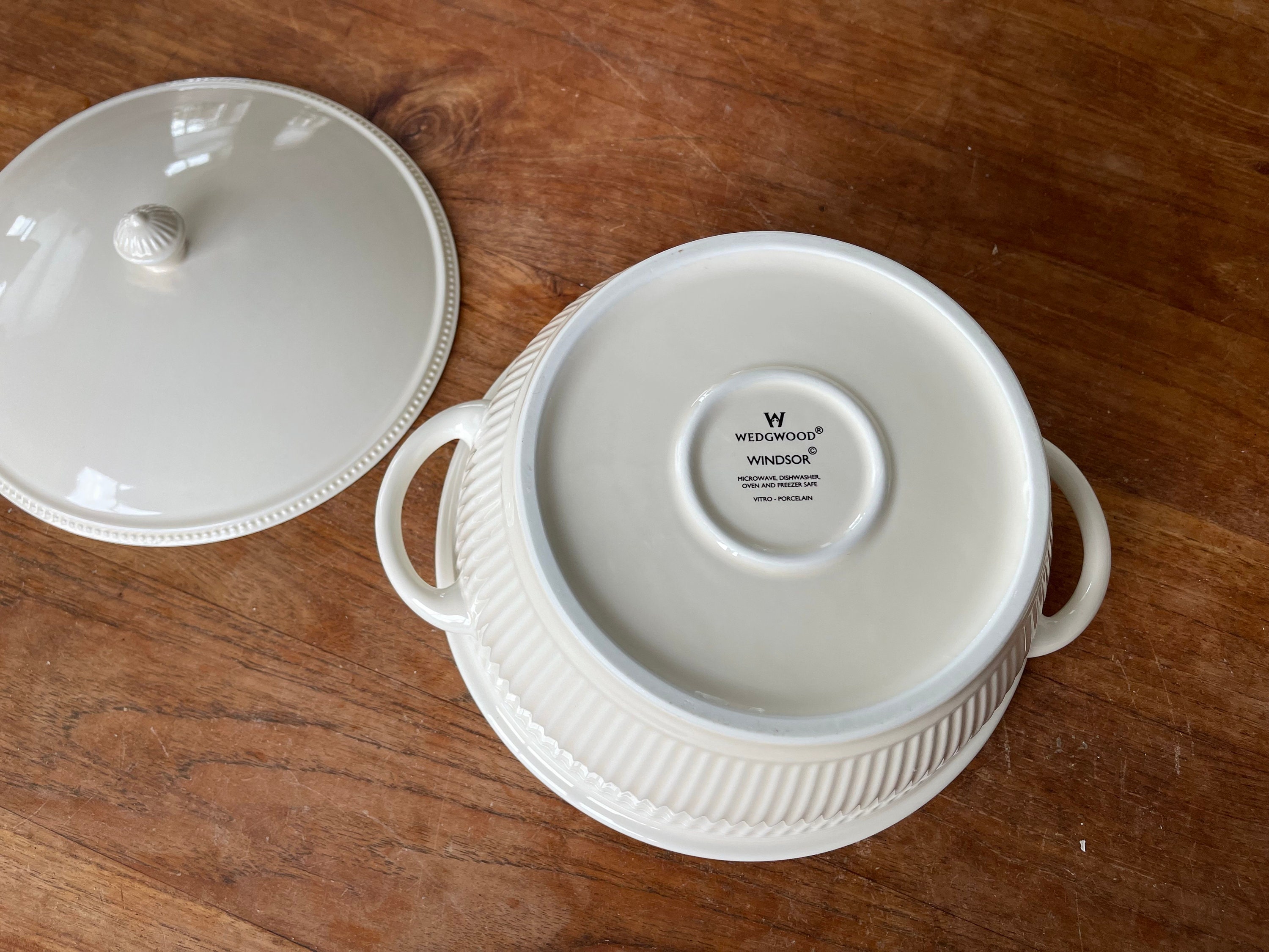 エレガントなウェッジウッド ウィンザー ラージキャセロール/蓋付き皿
