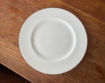 Hermoso plato llano de porcelana blanca Wedgwood de 27/28 cm, fabricado en Inglaterra, de porcelana blanca, muy raro.