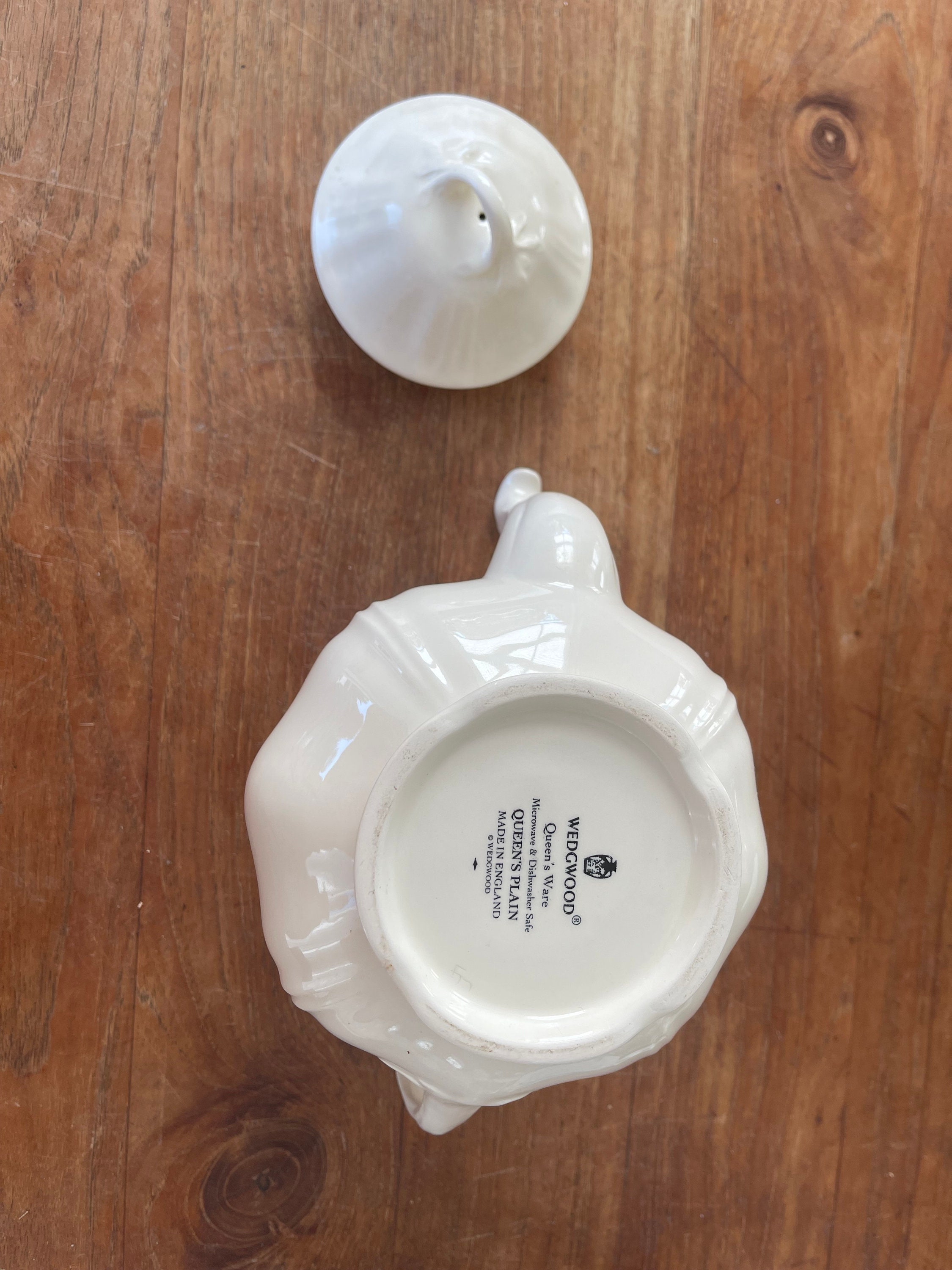 A Gorgeous Elegant Wedgwood Queen's Ware- Queen's Plain Large