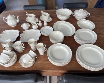 Élégant ensemble de vaisselle complet pour le dîner, le petit-déjeuner et le thé et le café Wedgwood of Etruria & Barlaston Queens Shape - 6 couverts - Très rare !