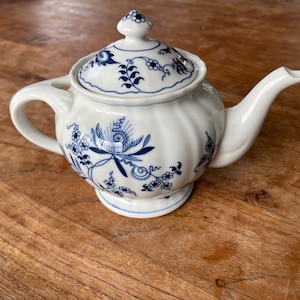 En vacker Blue Danube Blue Onion Japan-tekanna - Tekanna 750ml- 1970-tal- Blå/Vit- Sällsynt!