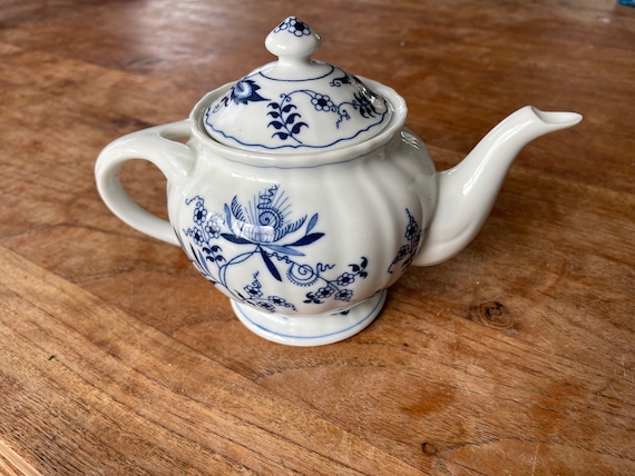 A Gorgeous Blue Danube Blue Onion Japan-teapot -teapot 750ml