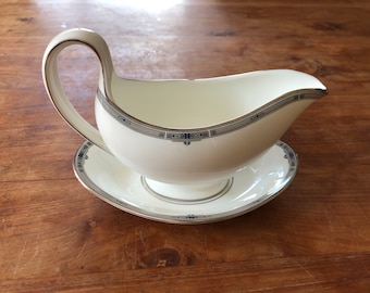 Ein Wedgwood Bone China – Amherst – Platinum Trim-Sauce Boat/Sauce Boat with Underplate-Saucier-Soße/Sauce Boat with Underplate