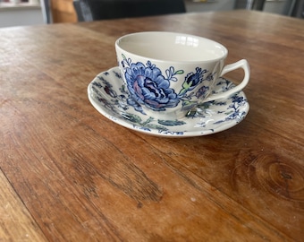 Une tasse à thé bleue Johnson Brothers/Bros Rose Chintz vintage avec soucoupe-tasse à thé et soucoupe - Très rare !