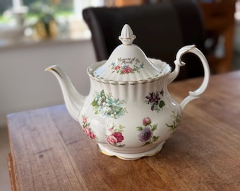 Eine wunderschöne Royal Albert Bone China Teekanne aus England – „Blume des Monats“ – große Teekanne – 1,25 l – Vintage-Geschirr aus England – Goldrand