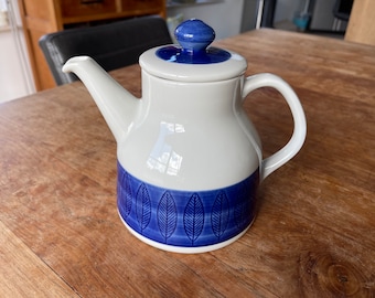 Une théière/cafetière bleue Rorstrand Koka vintage- Théière ou cafetière- 1L- de Suède- 20cm-Hertha Bengtson 1950's-Bleu/Blanc