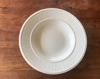 A Elegant Wedgwood Queen's Ware Edme Diep Bord- Soep of Pasta bord- Rim Soup Plate or Pasta bowl- 23cm- Made in England
