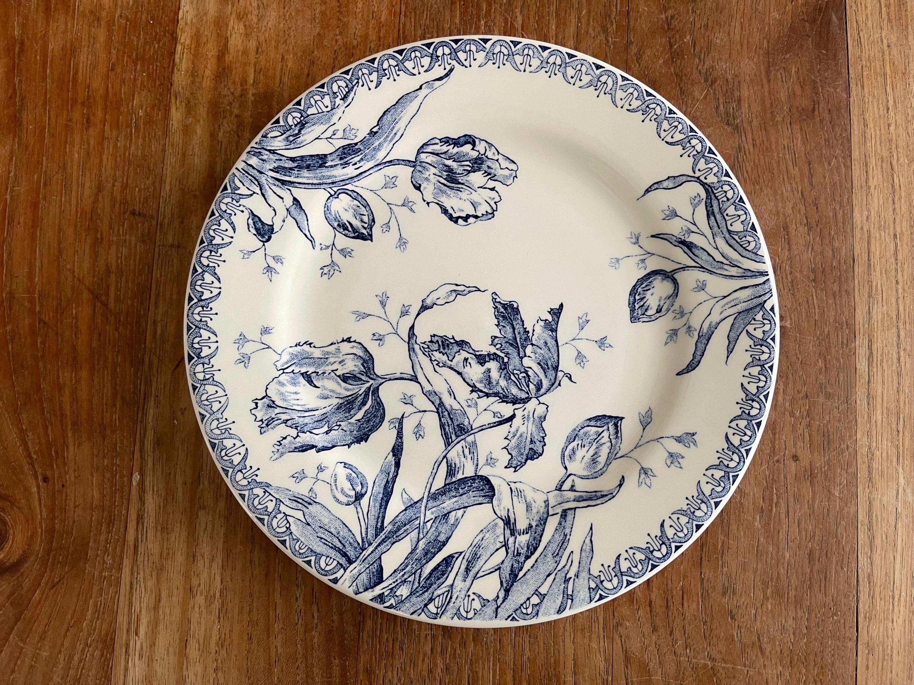 Ein wunderschöner Gien France-Tulpen-Frühstücksteller/Mittagsteller 22 cm – 8,75 Luncheon-Teller – Blau/Weiß – für Smith & Hawken – sehr selten