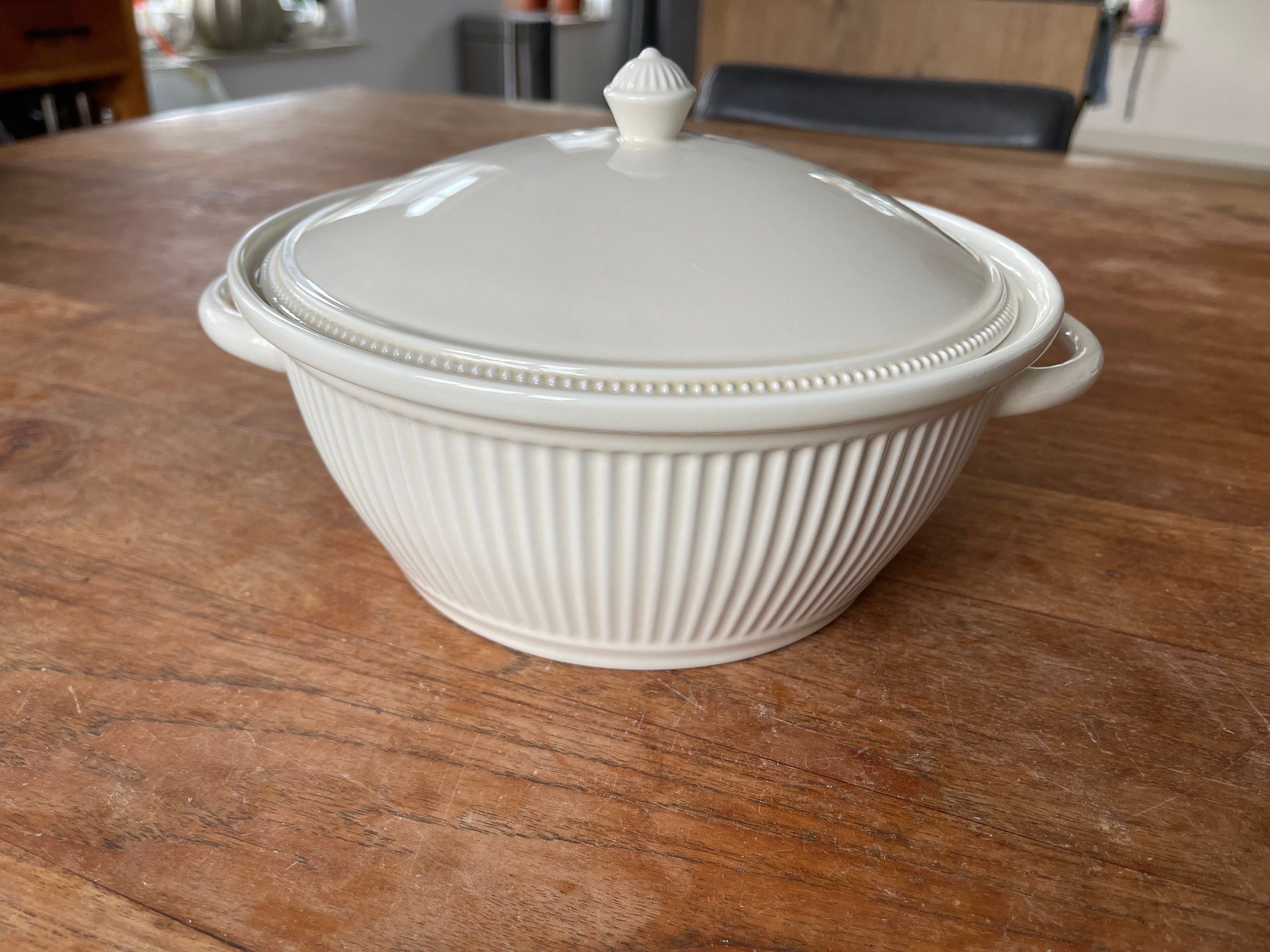 ウェッジウッドキャセロール エレガントなウェッジウッド ウィンザー ラージキャセロール/蓋付き皿