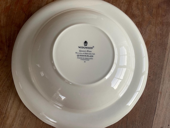 A Gorgeous Elegant Wedgwood Queen's Ware Queen's Plain Large Deep