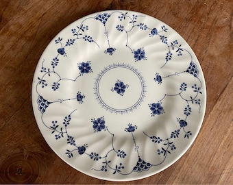 Un millésime Finlandia Churchill- The Georgian Collection Breakfast Plate-Petit déjeuner/Assiette à salade 20 cm- Bleu/Blanc- Fabriqué en Angleterre-Rare !