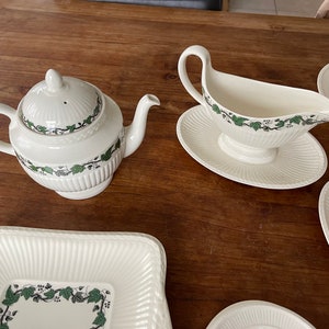 Belle vaisselle vintage Wedgwood ou Etruria & Barlaston Stratford complète thé/café et dîner et petit-déjeuner pour 6 couverts image 7