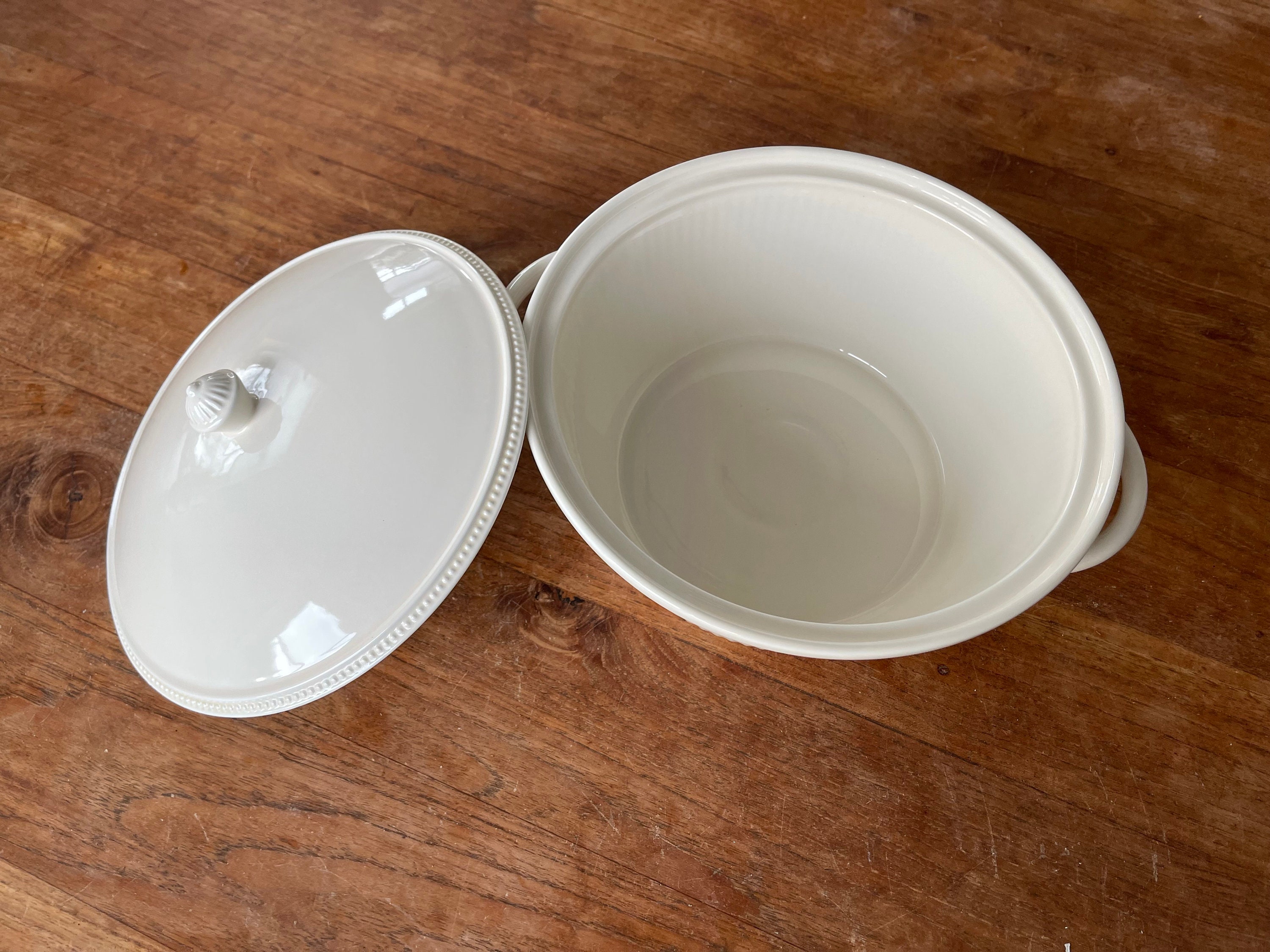 エレガントなウェッジウッド ウィンザー ラージキャセロール/蓋付き皿