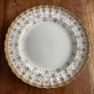 A Gorgeous Spode Fleur de Lys Gold Ontbijtbord- Breakfast/Salad Plate-Fluted-Gold Trim-Bone China-20,5cm