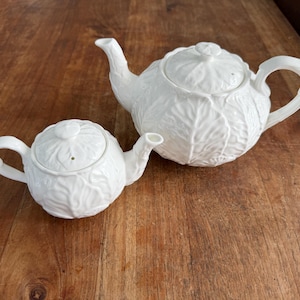 Set med 2 vackra vintage Coalport Countryware benporslin kålblad stor tekanna och Wedgwood Countryware liten tekanna 400ml - Sällsynt