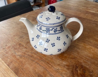 Eine Vintage Johnson Brothers Bros- Laura Ashley- Teekanne- Petite Fleur- Blau- 1,2L- Hergestellt in England- Selten!