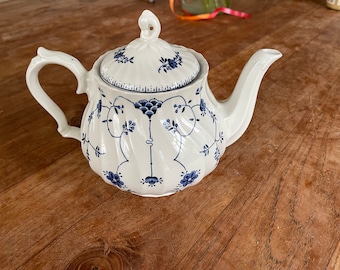 A Gorgeous Blauw/Wit van Finlandia Churchill- The Georgian Collection Groot theepot- Large Teapot- Blue/White- Made in England-Rare!