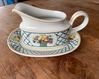 Eine Villeroy & Boch „Basket“ Sauciere/Sauce Boot mit Unterteller – Soße/Untertasse/Sauce Boot mit Unterteller – Vitro-Porzellan – Obstkorb