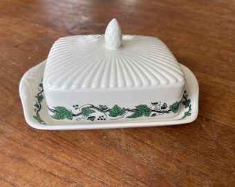 Vintage Wedgwood Etruria & Barlaston Stratford- Green- botervloot/covered butter dish- made in England!