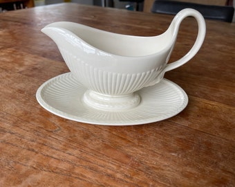 Vintage Wedgwood Etruria & Barlaston Edme Sauciere/Saucenboot – Geripptes Saucierenboot mit angebrachter Unterplatte – 1950er Jahre – hergestellt in England!