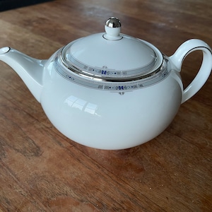 A Gorgeous Wedgwood Bone China- Amherst- Platinum Trim- Large Teapot- Large Teapot- 1L- made in England- Rare!