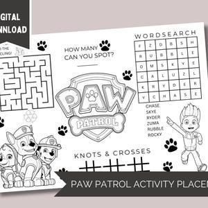 Op de afbeelding: Zwart-wit Paw Patrol activiteit placemat met een doolhof, woordzoeker en boter-kaas-en-eieren. De placemat toont het Paw Patrol logo, personages en de tekst "Digitale download".