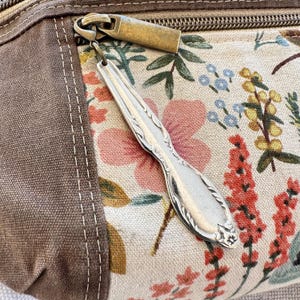 Srebrny uchwyt do zamka/breloczek do kluczy ze sztućców – Royal Manor (1956)