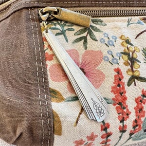 Srebrny uchwyt do zamka/breloczka do sztućców – Birchmont (nieznany rok)