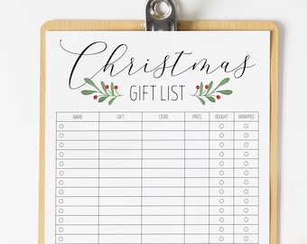 Könnte beinhalten: Eine druckbare Weihnachtsgeschenkliste auf einem Clipboard mit braunem Holzrahmen. Die Checkliste hat Spalten für Name, Geschenk, Geschäft, Preis, gekauft und verpackt. Eine braune Geschenkbox mit weißen Punkten ist mit Schnur und einem Tannenzweig mit roten Beeren umwickelt.