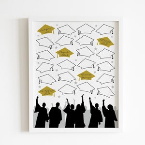 Könnte beinhalten: Ein druckbares Abschlussschild mit weißem Hintergrund und schwarzen Silhouetten von Menschen, die ihre Mützen in die Luft werfen. Das Schild zeigt goldene Abschlusskappen mit dem Text "Class of 2021", "Senior 2021", "Congrats Alex S", "Love you sis" und "Hooah! Hoorah!"