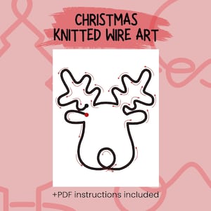 Op de afbeelding: Een zwart draadkunst rendierontwerp met rode pijldetails, op een witte achtergrond. De tekst "CHRISTMAS KNITTED WIRE ART" staat boven het ontwerp, met "+PDF instructions included" eronder. De achtergrond is roze.