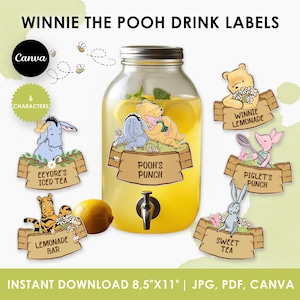 Pode incluir: Um grande dispensador de bebidas de vidro cheio de líquido amarelo, rodeado por rótulos de bebidas de personagens de Winnie the Pooh. Os rótulos incluem "Pooh's Punch", "Eeyore's Iced Tea" e "Winnie Lemonade". Há também um limão.