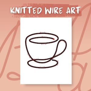 Puede incluir: Un dibujo lineal negro de una taza de café sobre un fondo blanco. Las palabras "KNITTED WIRE ART" están en la parte superior. El contorno de la taza es continuo, con puntos y flechas rojas que indican la secuencia del dibujo. La taza tiene un asa y se apoya en un platillo.
