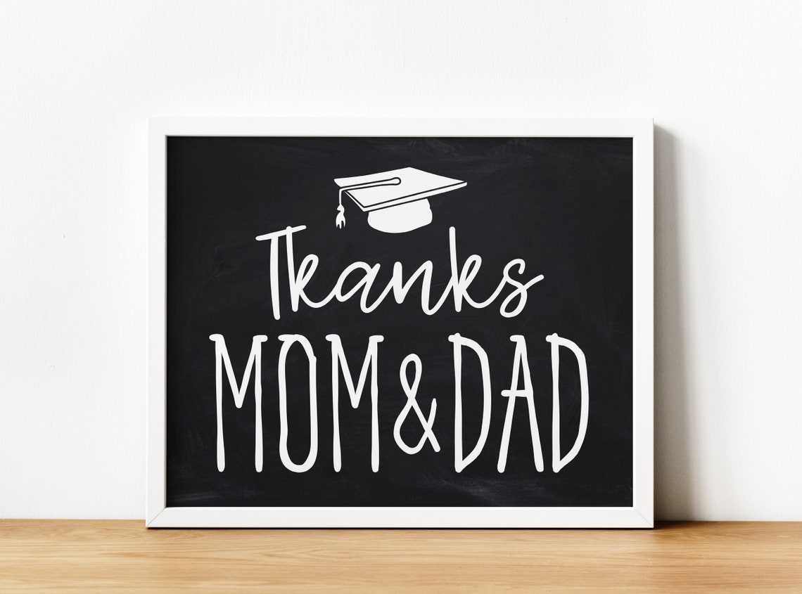 Gracias mamá y papá signo de graduación estilo de pizarra