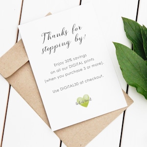 Op de afbeelding: Een witte kaart met de tekst "Bedankt voor het langs komen!" en "Geniet van 30% korting op al onze DIGITALE prints (vanaf 3 aankopen). Gebruik DIGITAL30 bij het afrekenen." De kaart heeft ook een groen hart met de tekst "Art of Heart" in wit.