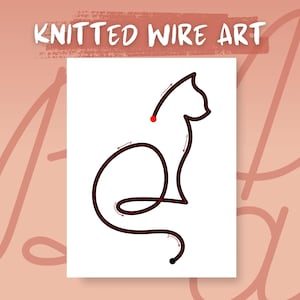 Op de afbeelding: Een minimalistisch zwart draadkunst kat silhouet op een witte achtergrond. Het kunstwerk toont een doorlopende lijn die de vorm van de kat vormt, met een rode stip en de tekst "KNITTED WIRE ART" bovenaan. De achtergrond is licht perzik van kleur.