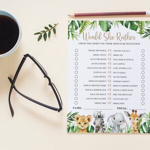 Op de afbeelding: Een printbaar "Would She Rather" spel met een jungle thema. Het spel bevat een lijst met vragen met twee keuzes voor de speler om uit te kiezen. Het spel is versierd met aquarel illustraties van een leeuw, zebra, olifant en giraffe.