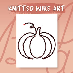 Op de afbeelding: Een zwarte lijntekening van een pompoen op een witte achtergrond. De afbeelding is gelabeld "KNITTED WIRE ART" in een bruine banner. De pompoenomtrek heeft een steel en is genummerd met rode pijlen die het breipatroon aangeven.