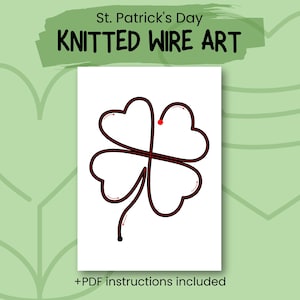 Peut inclure: Une carte blanche présente un motif de trèfle à quatre feuilles en fil de fer noir et rouge. Le texte "St. Patrick's Day KNITTED WIRE ART" est en haut. Le bas de la carte indique "+PDF instructions inclus".