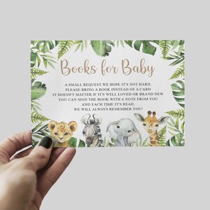Puede incluir: Una tarjeta verde y blanca con un tema de jungla. Dice "Libros para beb&eacute;" y pide a los invitados que traigan un libro en lugar de una tarjeta. La tarjeta presenta ilustraciones de un le&oacute;n, una cebra, un elefante y una jirafa.