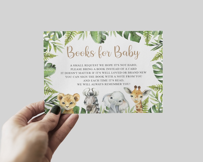 Puede incluir: Una tarjeta verde y blanca con un tema de jungla. Dice "Libros para beb&eacute;" y pide a los invitados que traigan un libro en lugar de una tarjeta. La tarjeta presenta ilustraciones de un le&oacute;n, una cebra, un elefante y una jirafa.