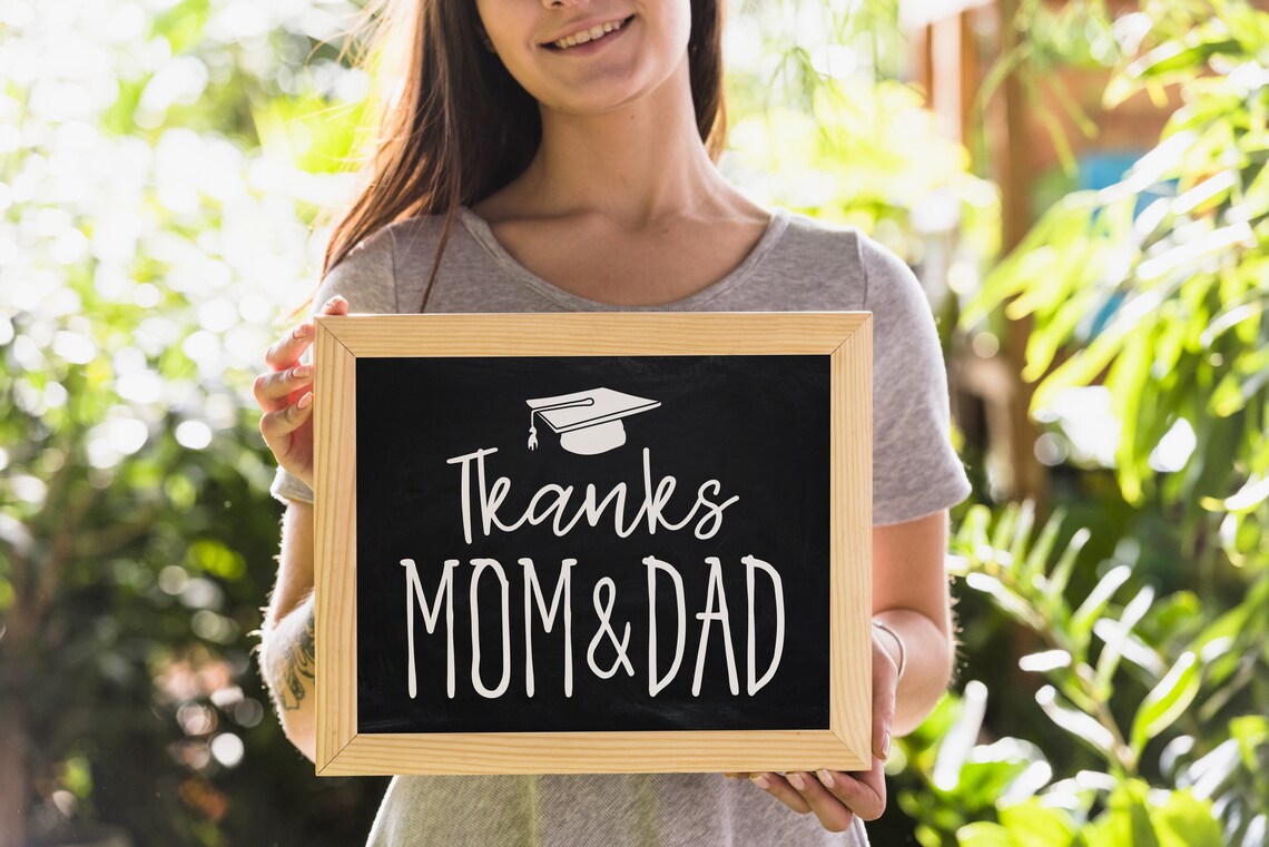 Gracias mamá y papá signo de graduación estilo de pizarra