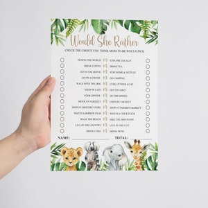 Op de afbeelding: Een printbaar "Would She Rather"-spel met een junglethema. Het spel bevat een lijst van 16 vragen met twee keuzes per vraag. De vragen gaan over voorkeuren, zoals reizen, eten en activiteiten. Het spel is versierd met jungledieren en bladeren.